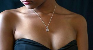 Ragazza con collana