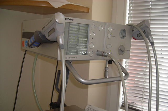 Apparecchiatura balistica per terapia a onde d'urto