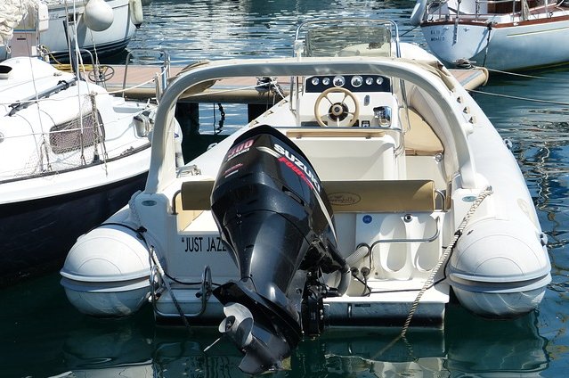 Barca a motore